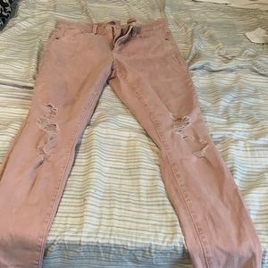 I’m selling this ripped jeans. The color is pink.